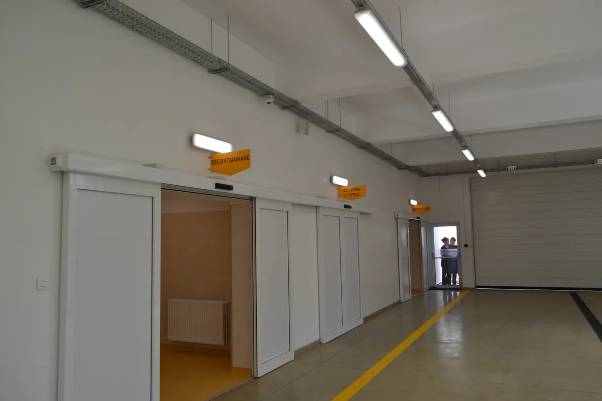 Un zidar a ajuns al spital după ce a căzut în gol în casa liftului