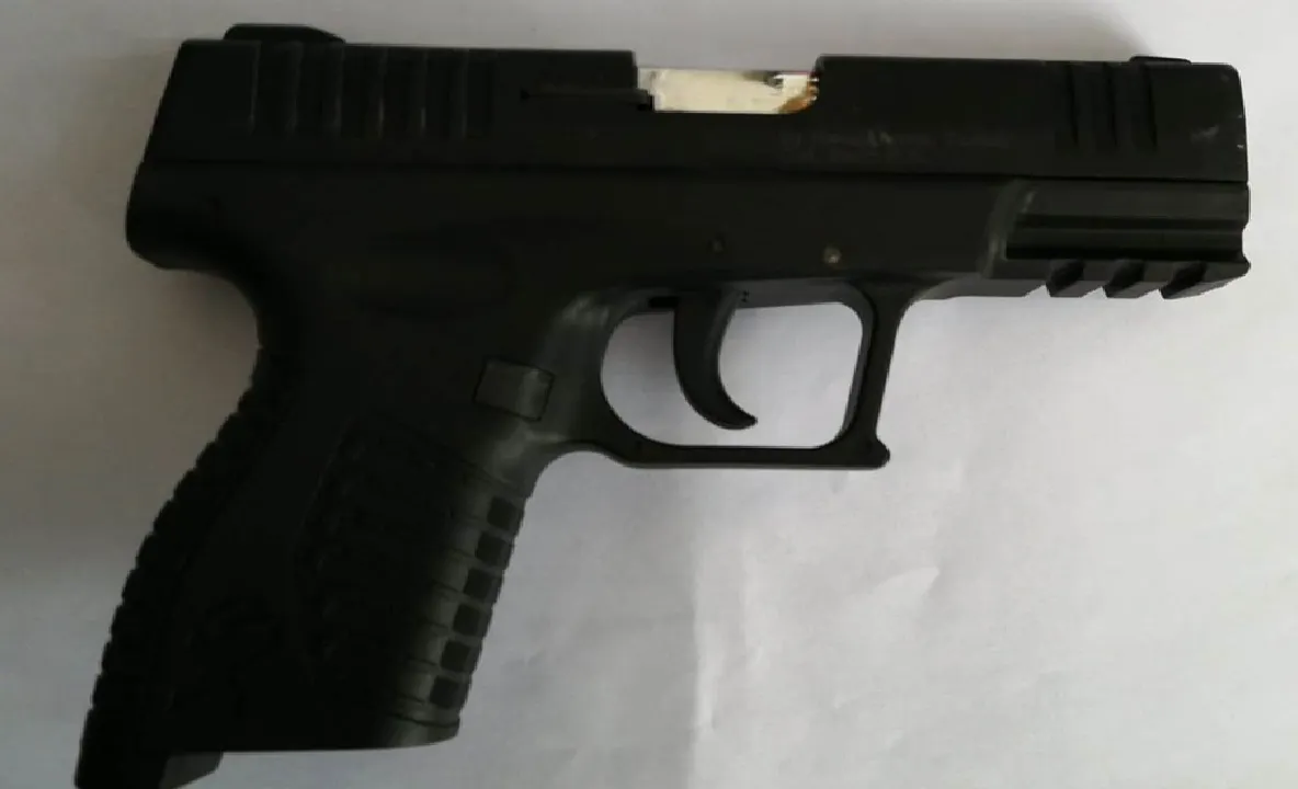 Pistol fără acte, descoperit la Vama Siret FOTO