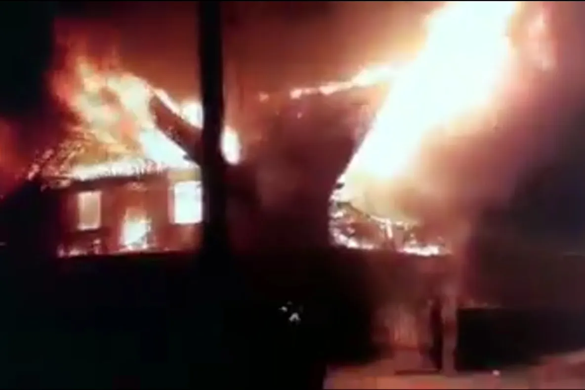 Incendiu puternic la o casă din Marginea. Pompierii au intervenit cu cinci autospeciale FOTO