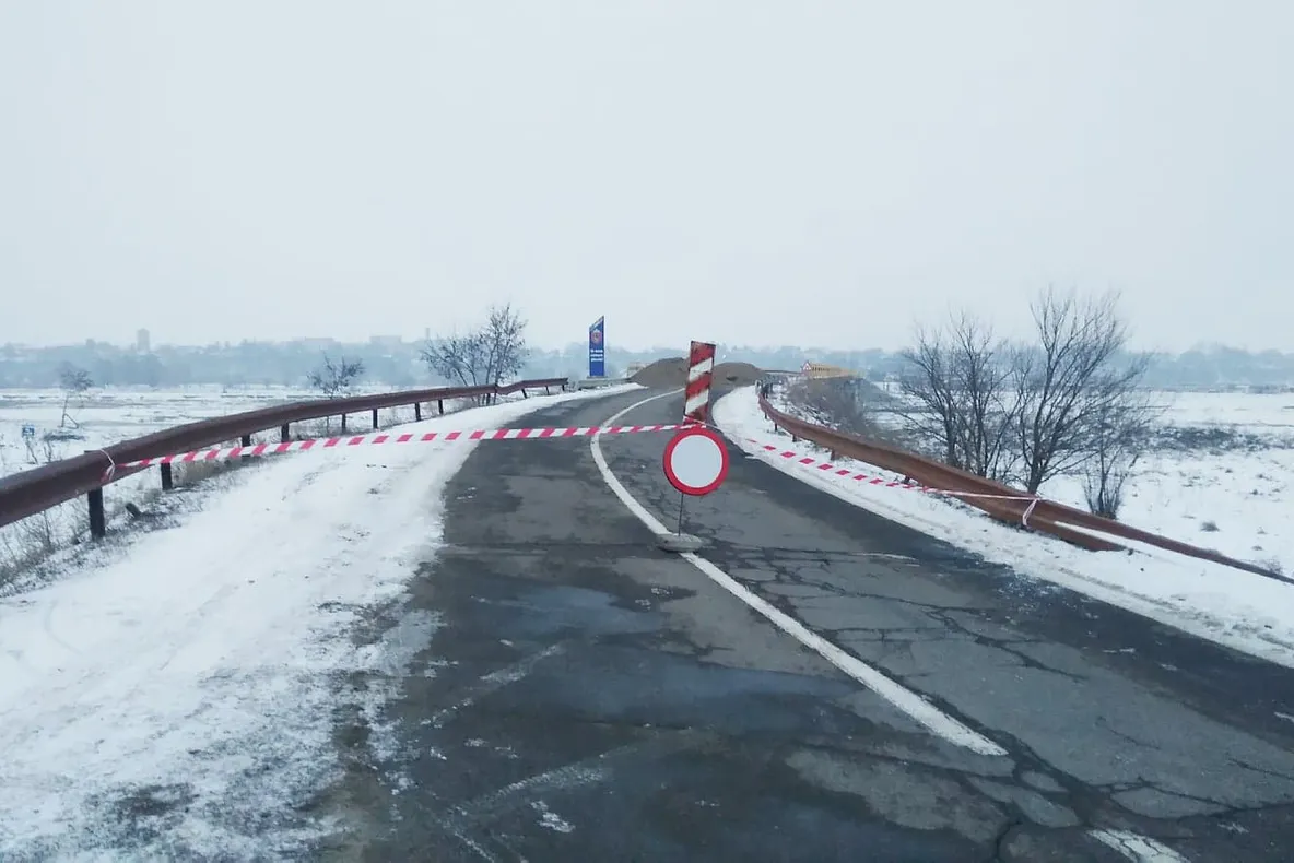 Podul șubred de la Verești a fost închis, miercuri, de autoritățile județene