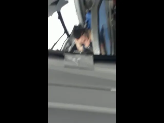 O pacientă, la care ambulanța nu putea ajunge, scoasă din nămeți cu șenilata VIDEO