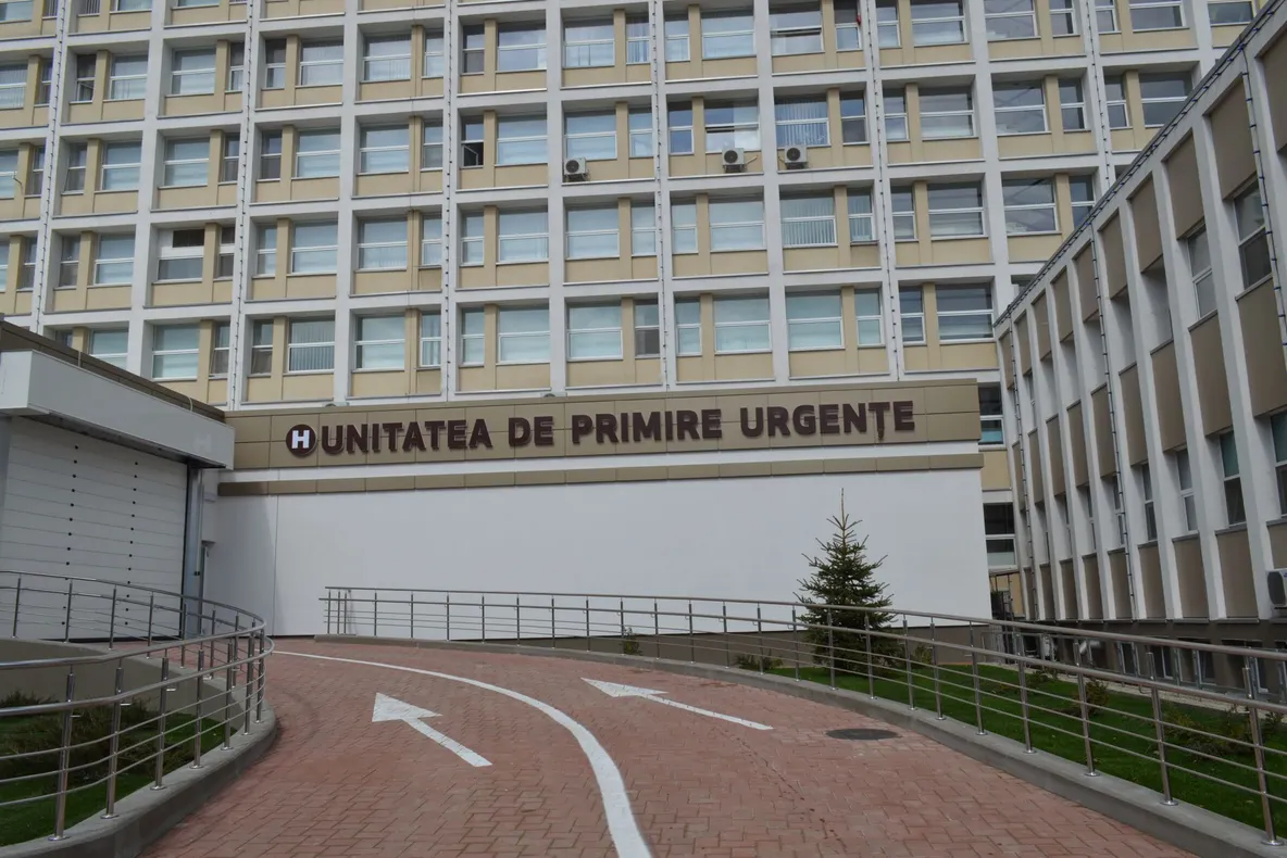 Un bebeluș de două luni a ajuns la spital după ce mama i-a dat să bea motorină în loc de ceai