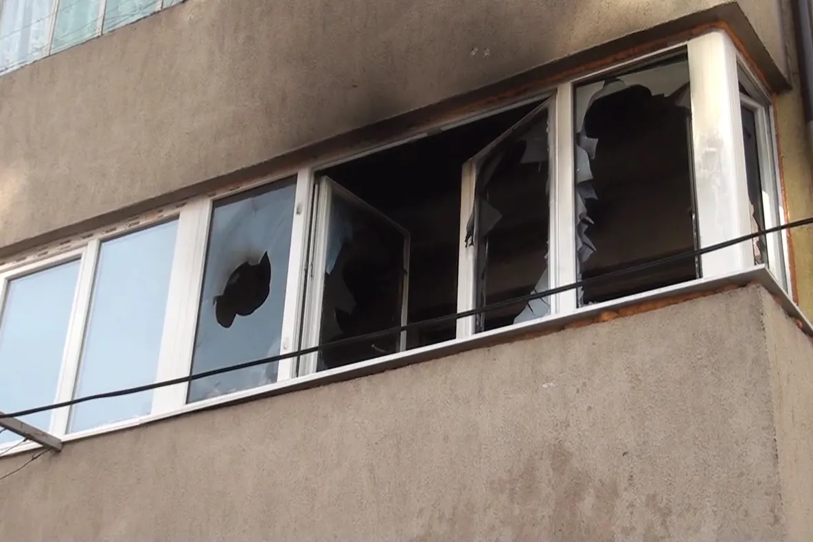 Panică într-un bloc de garsoniere după ce un tânăr și-a incendiat locuința FOTO