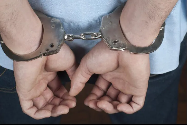 Șofer beat și agresiv încătușat de polițiști după ce a provocat un accident rutier