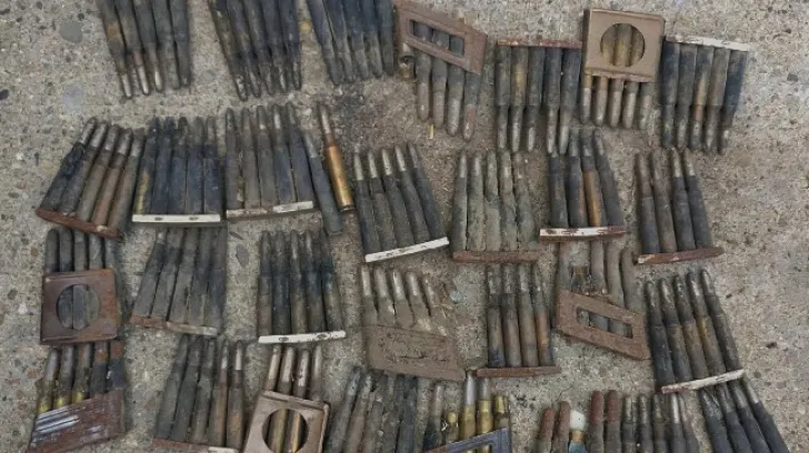 A dat peste un pistol mitralieră și muniție în timp ce demola o casă