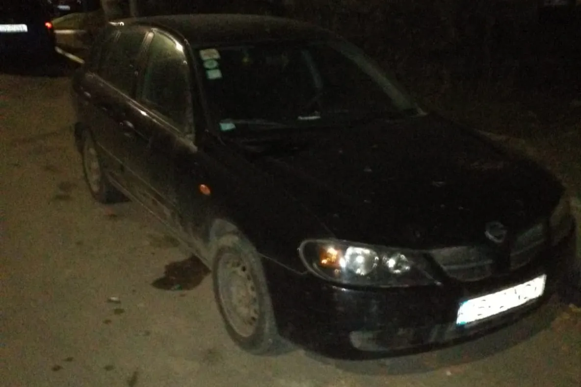 Trei tineri au vandalizat nouă mașini parcate pe o stradă din municipiul Suceava FOTO