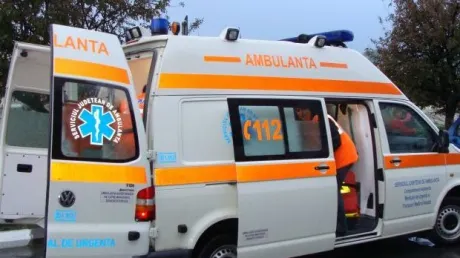 Un bătrân a ajuns la spital cu arsuri pe corp, după ce a încercat să stingă un incendiu de vegetație