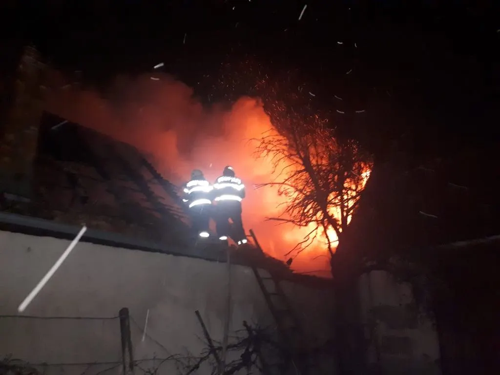 Casă distrusă de flăcări, la Brădățel, din cauza unui coș de fum