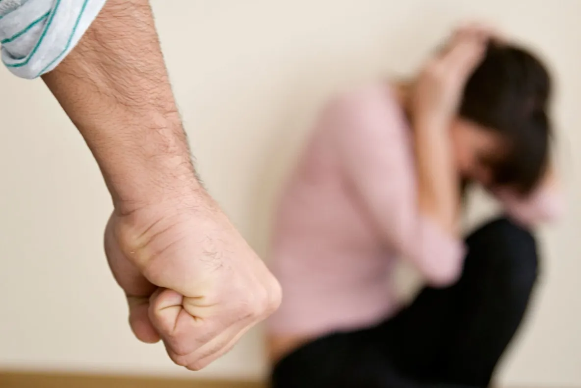 Femeie agresată și amenințată de concubin. Fiica victimei a sunat la 112