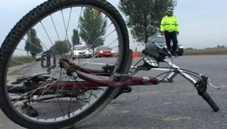 A accidentat cu mașina o biciclistă și a fugit de la fața locului