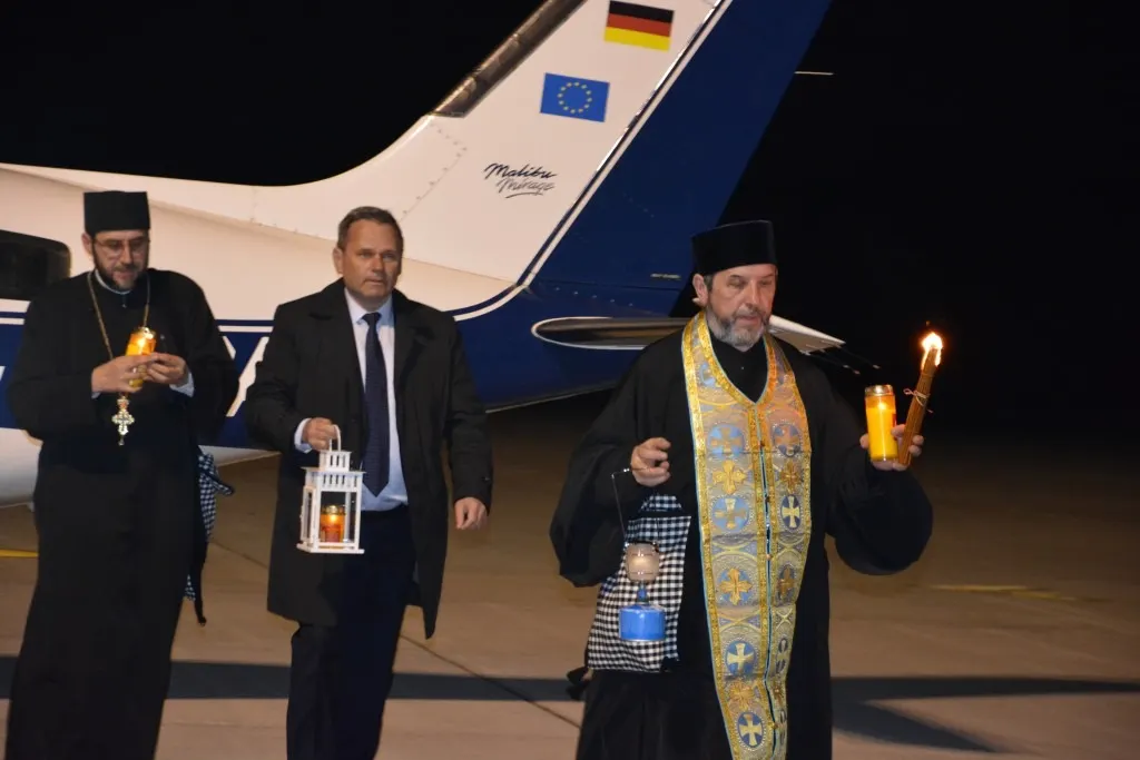 Lumina Sfântă de la Ierusalim ajunge pentru al zecelea an consecutiv cu avionul la Suceava