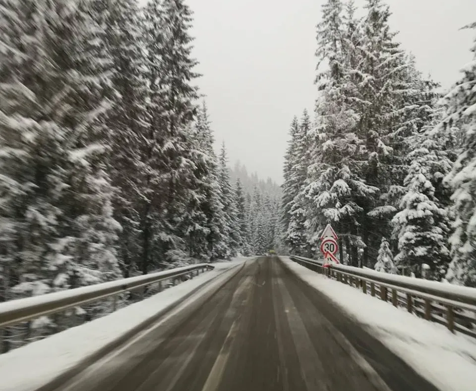 Iarnă în zona de munte a județului Suceava. Drumarii au intervenit cu utilaje și au răspândit material antiderapant VIDEO