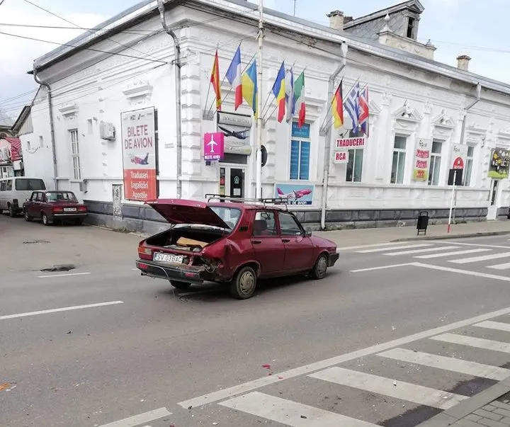 Accident produs de o șoferiță neatentă. Două persoane au fost rănite FOTO
