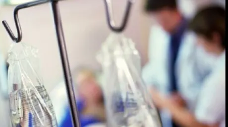 Femeie moartă la spital după ce a fost găsită inconștientă pe terasa unui bar