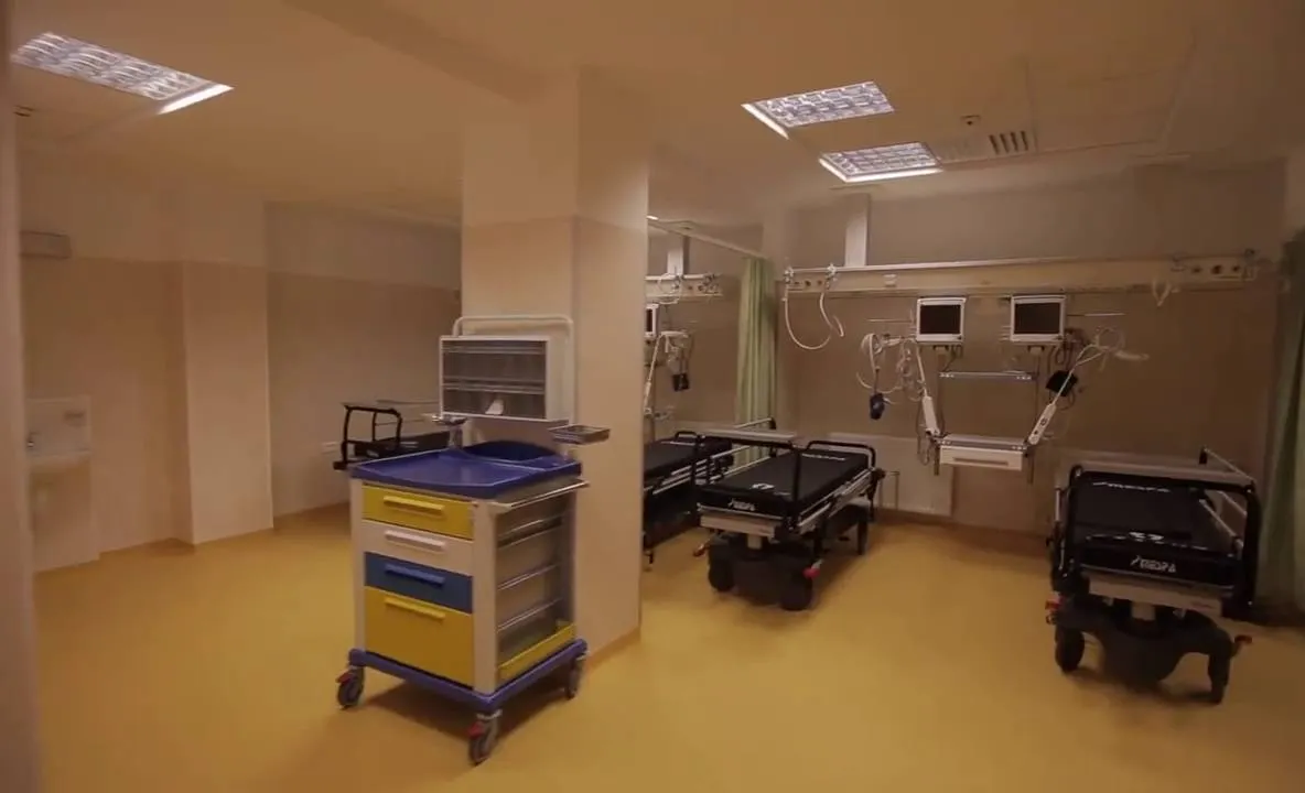 Accident de muncă la Gura Humorului. Un muncitor a ajuns la spital după ce un horn de cărămidă s-a prăbușit peste el