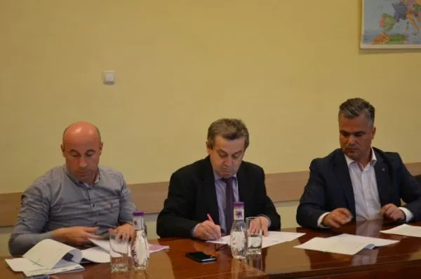 Percheziții la contrabandiști de țigări. Trei persoane au fost reținute