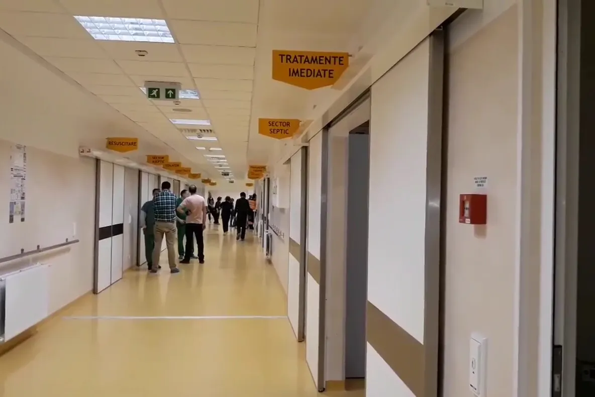 Un muncitor a ajuns în stare gravă la spital după ce a căzut în gol de la etajul cinci al unui bloc aflat în construcție