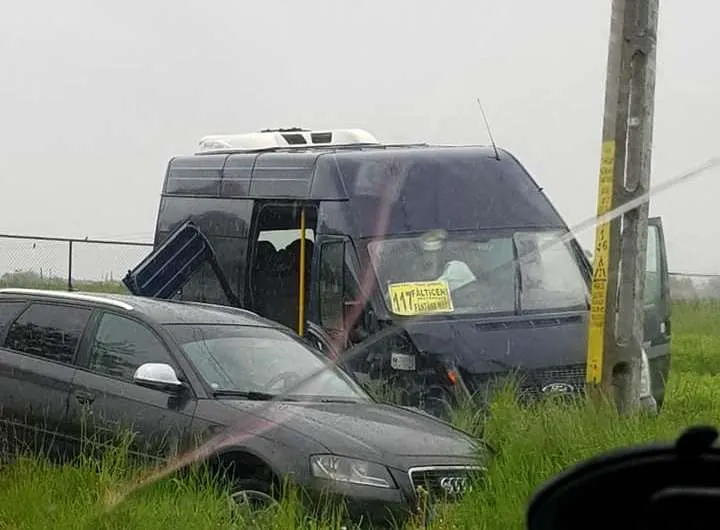 Accident cu trei victime la Fântâna Mare. Un autoturism a intrat în coliziune cu un microbuz FOTO