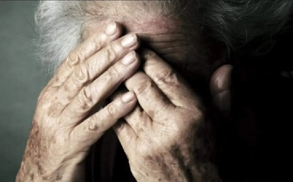 Bătrână de 84 de ani, bătută de propriul fiu