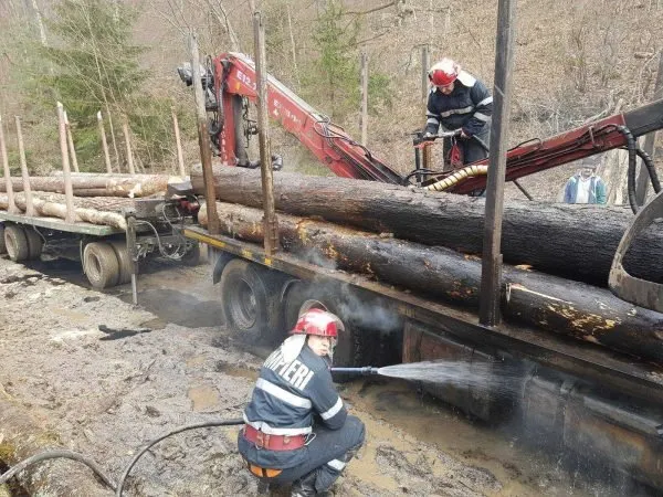 Incendiu la un camion încărcat cu lemne, la Praxia