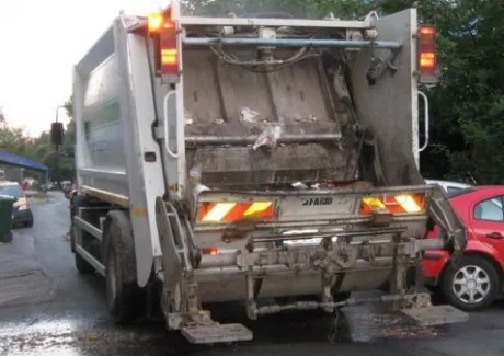Angajat la salubritate accidentat de o mașină în timpul serviciului