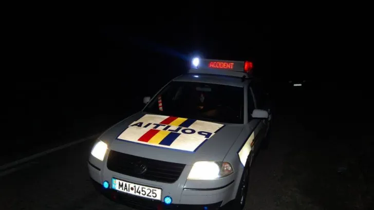 Un tânăr din Frasin a furat o mașină și a intrat cu ea într-un parapet