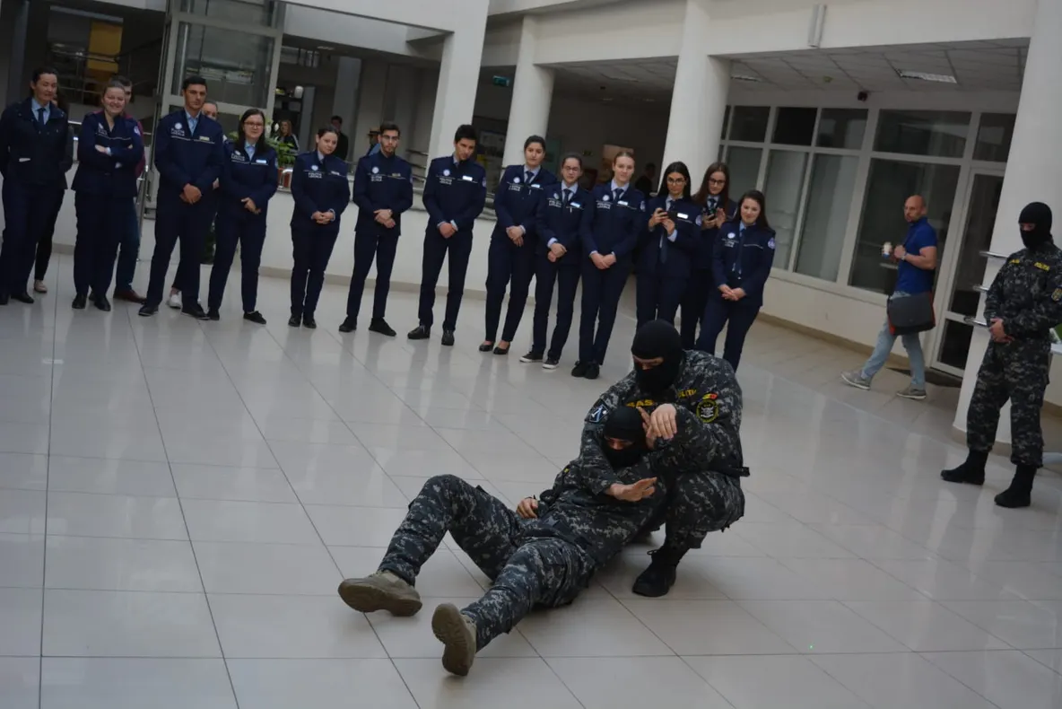 Tehnici de autoapărare și de acordare de prim-ajutor la USV FOTO