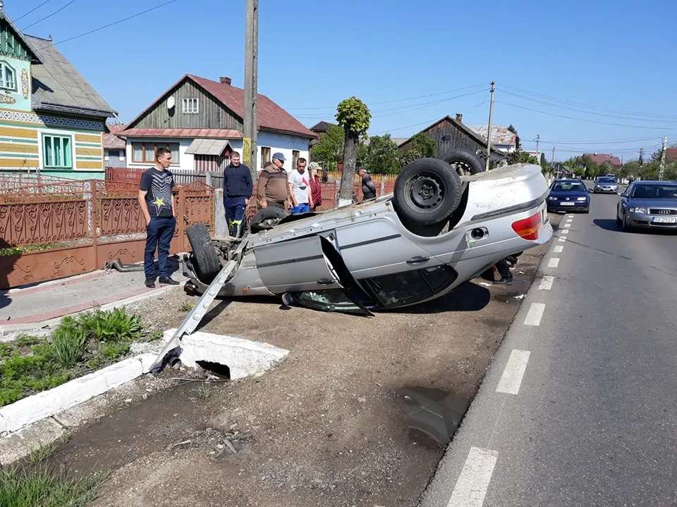 Autoturism răsturnat pe cupolă pe raza localității Milișăuți FOTO