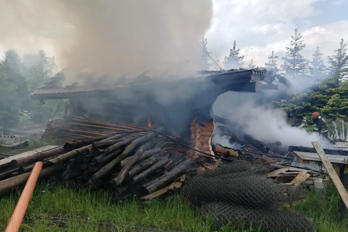 Incendiu provocat de trăsnet, într-o gospodărie din Horodnic de Sus FOTO