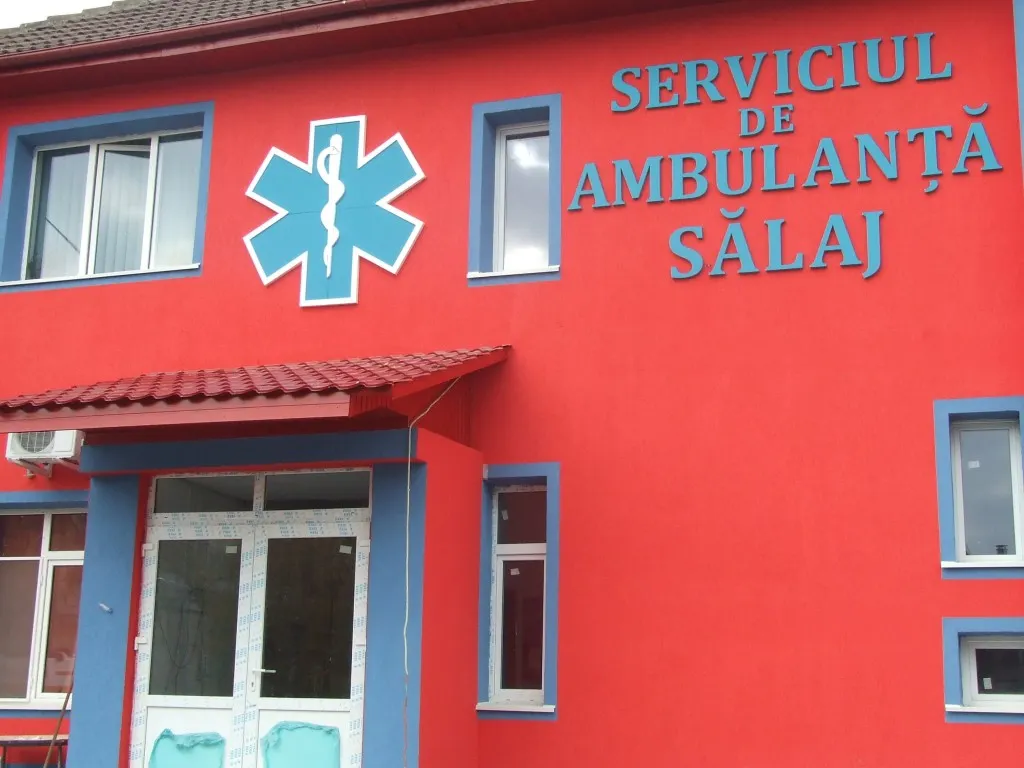 Bărbat ajuns în stare gravă la spital după ce a căzut de pe acoperișul unei case