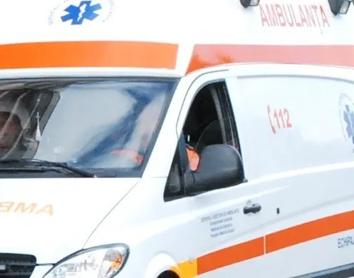 Copil de doi ani și șapte luni, salvat de tatăl său după ce a căzut într-un șanț cu apă