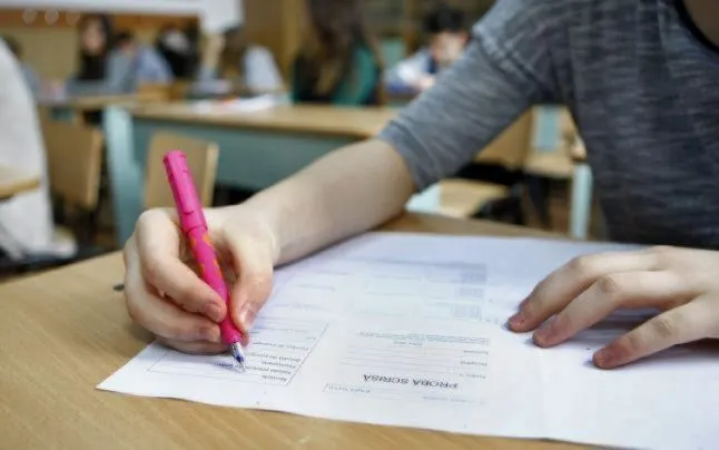 Premii în bani pentru 20 de elevi cu teze perfecte la BAC și Evaluarea Națională