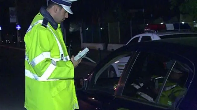 Un bărbat a fost reținut după ce a fost prins la volan beat și fără permis