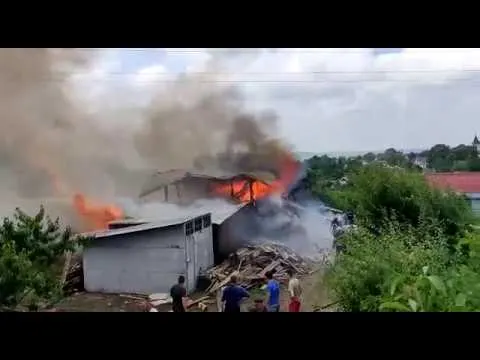 VIDEO Gospodărie cuprinsă de un incendiu, la Salcea, din cauza unui scurtcircuit