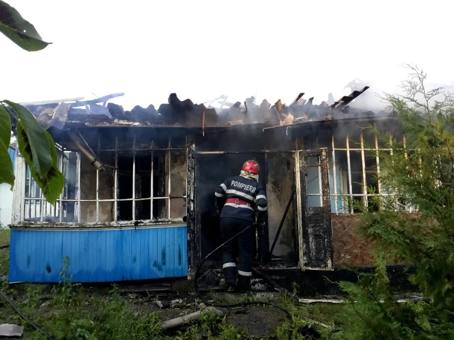 Incendiu de proporții în Bălcăuți. Un bărbat de 38 de ani a murit carbonizat VIDEO
