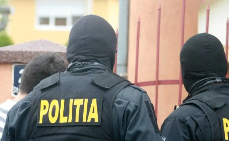 Percheziții la domiciliile a doi tineri din Vicovu de Sus