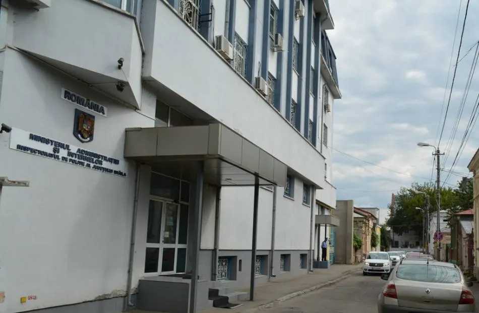 Bărbat accidentat grav de o mașină care dădea cu spatele