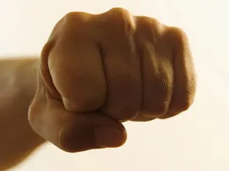 Dornean reținut, după ce a bătut un bărbat apoi i-a furat mașina