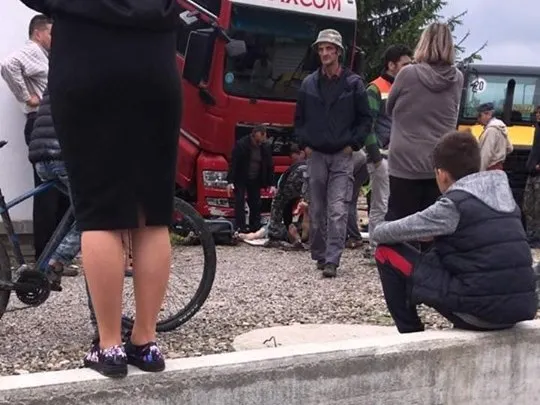 Tragedie la Marginea. Un bărbat a murit strivit de camionul pe care îl repara FOTO