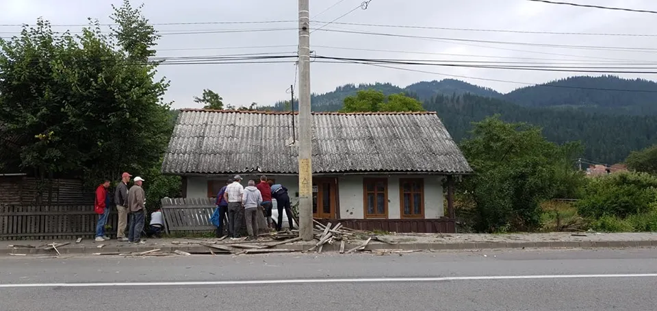 Un tânăr beat la volan a intrat cu mașina în gardul unei locuințe, după care a fugit FOTO