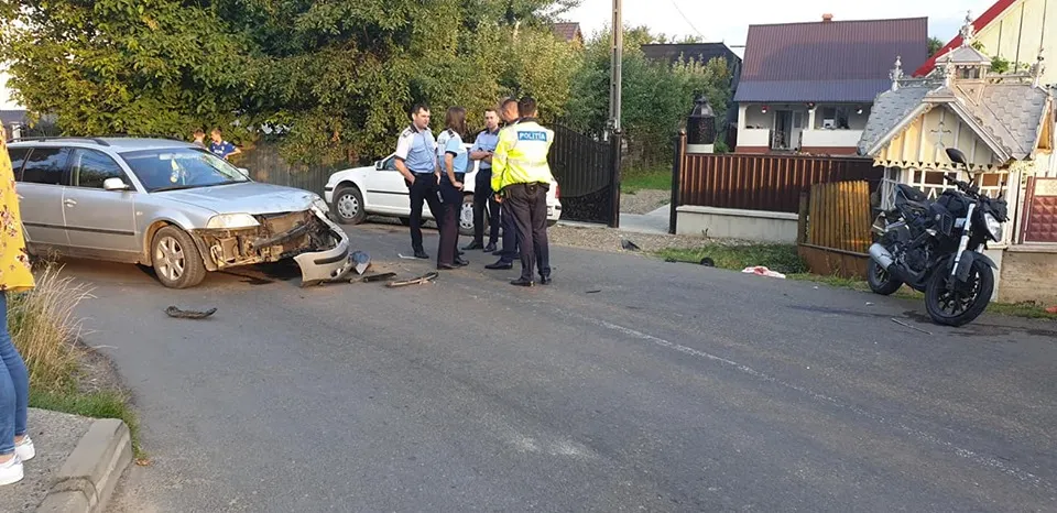 Accident la Marginea, provocat de un motociclist fără permis. Un tânăr a fost rănit grav FOTO