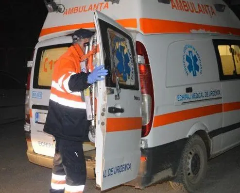 Un tânăr a ajuns cu mașina într-un cap de pod din cauza vitezei
