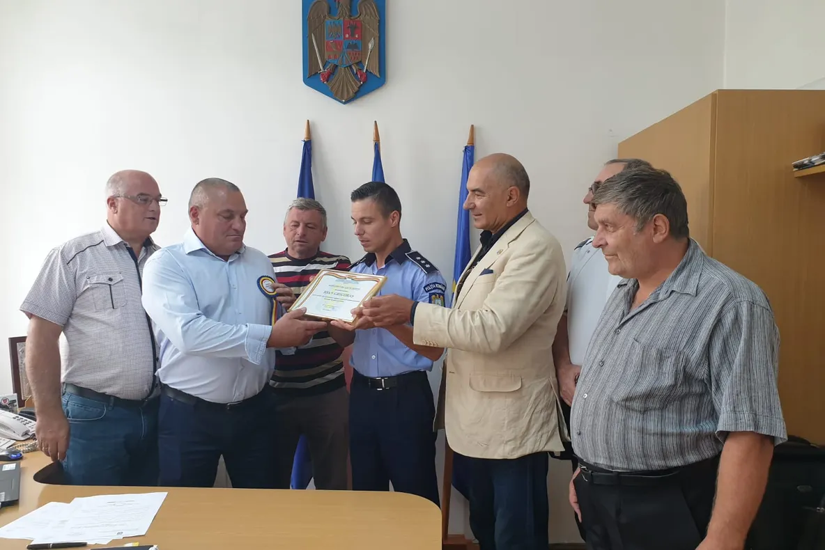 Un polițist pensionar a fost recompensat după ce a ajutat la prinderea individ care fugea de polițiști