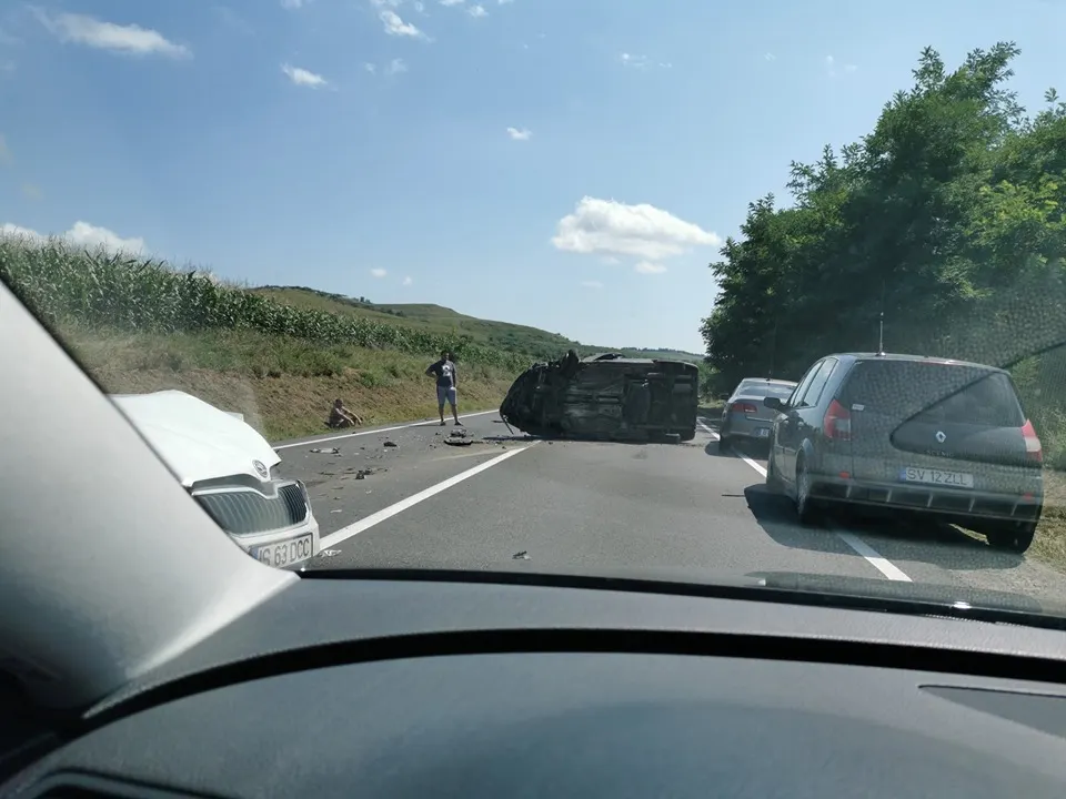 Două persoane au fost rănite, în urma coliziunii între trei autoturisme FOTO