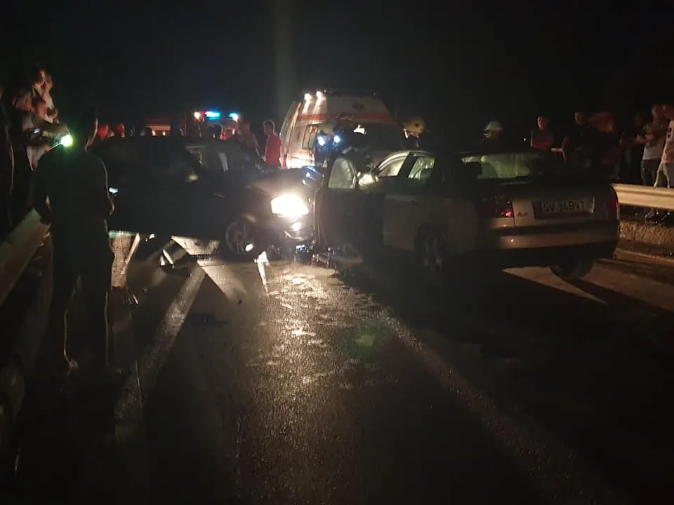 Rădăuți. Accident cu trei victime după o depășire neregulamentară FOTO