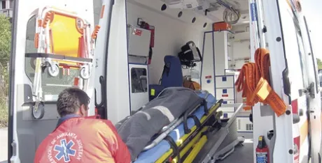 Un muncitor a ajuns în stare gravă la spital după ce i-a căzut o grindă în cap