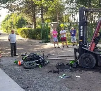 Tânărul care a murit după ce a intrat cu motocicleta în coliziune cu un motostivuitor nu avea permis de conducere FOTO
