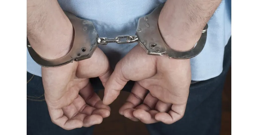 Individ specializat în furturi din lăcașuri de cult, condamnat la închisoare, prins de un polițist aflat în timpul liber