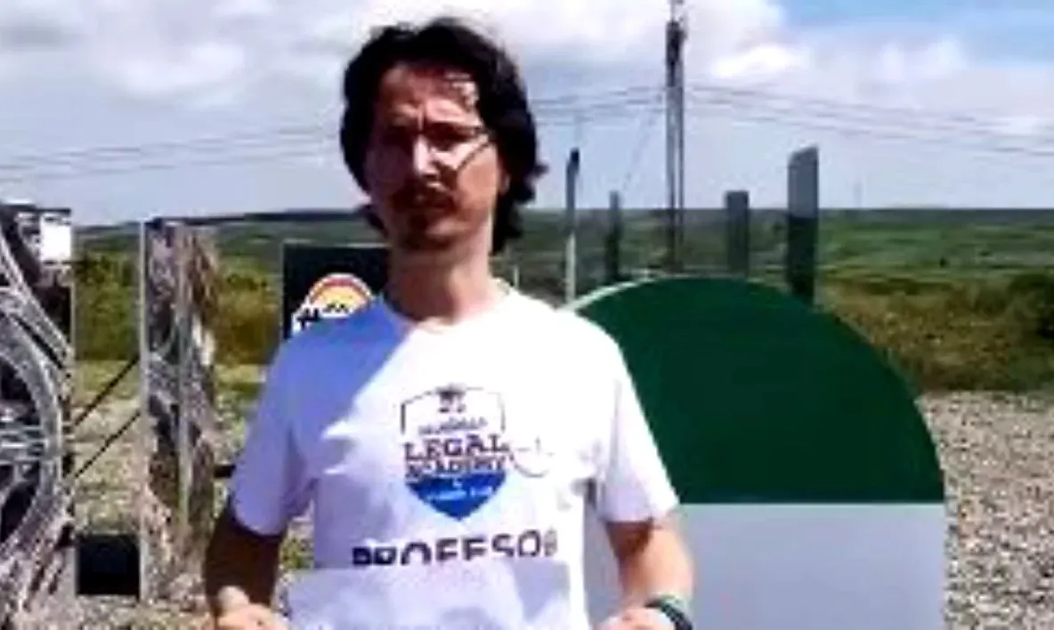 VIDEO Judecătorul Cristi Dănileț, protest pe metrul de autostradă construit de Ștefan Mandachi