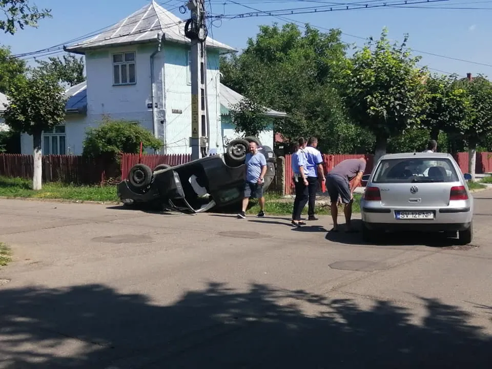 Rădăuți. Două autoturisme au intrat în coliziune, unul dintre ele s-a răsturnat FOTO